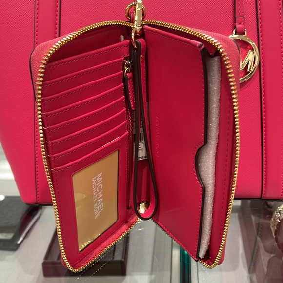 MICHAEL KORS LARGE FLAT MULTIFUNCTION PHONE CASE WALLET WRISTLET 
ELECTRIC PINK - Picture 9 of 16